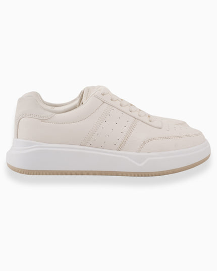 tenis beige con detalles perforados