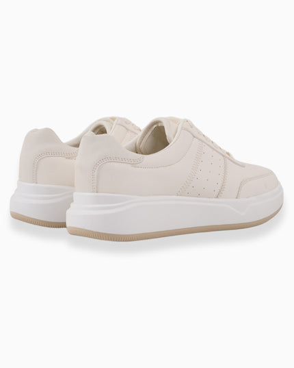 tenis beige con detalles perforados