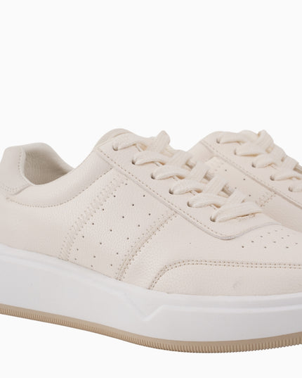 tenis beige con detalles perforados