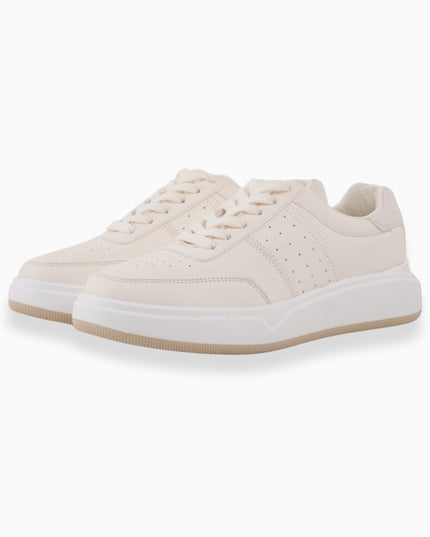 tenis beige con detalles perforados