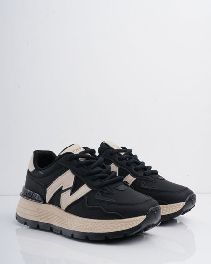 Tenis negros con detalles y suela beige
