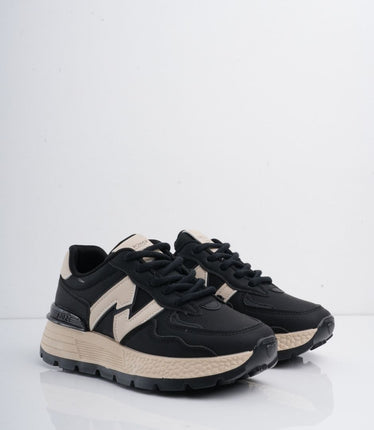 Tenis negros con detalles y suela beige