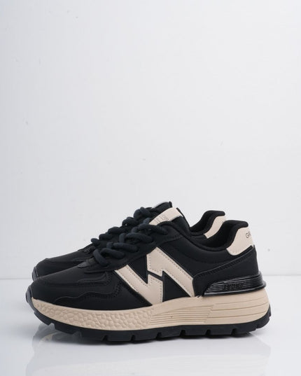 Tenis negros con detalles y suela beige