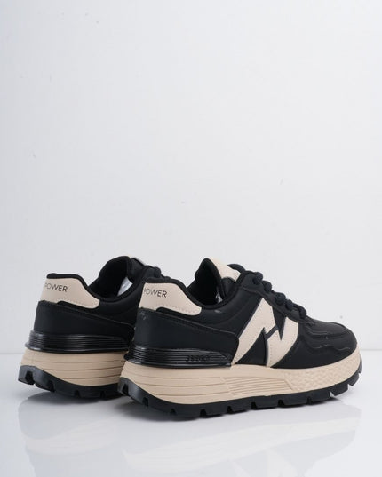 Tenis negros con detalles y suela beige