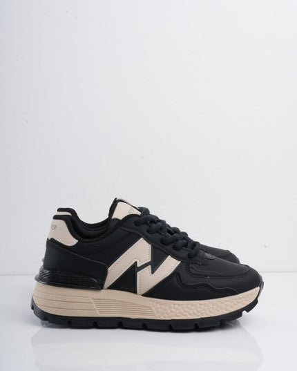 Tenis negros con detalles y suela beige