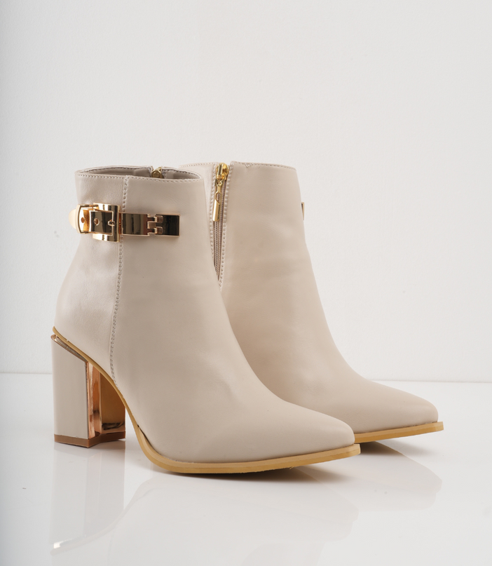 BotÍN TACÓN  Beige con Detalles Metálicos y Hebilla