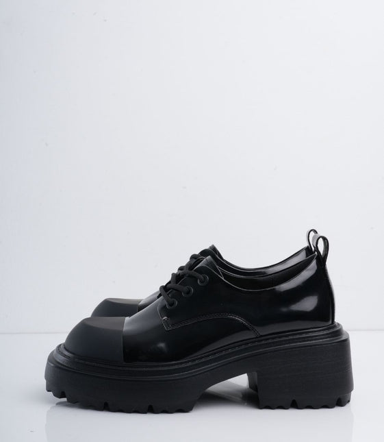 Zapatos negros de cordón con puntera mate