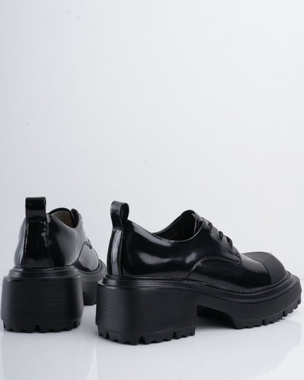 Zapatos negros de cordón con puntera mate