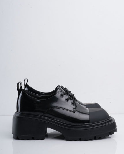 Zapatos negros de cordón con puntera mate