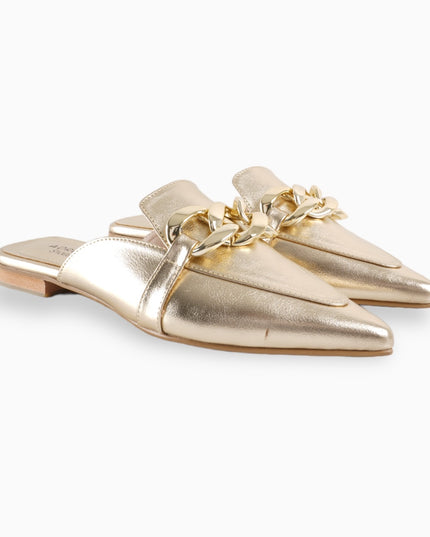 mocasín dorado elegantes con cadena decorativa