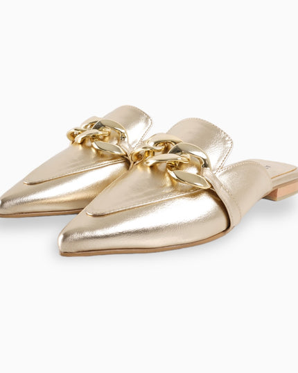 mocasín dorado elegantes con cadena decorativa