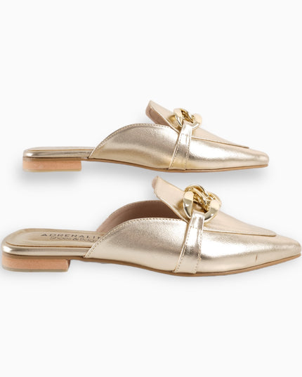 mocasín dorado elegantes con cadena decorativa