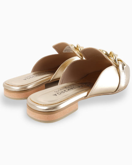 mocasín dorado elegantes con cadena decorativa