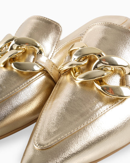 mocasín dorado elegantes con cadena decorativa