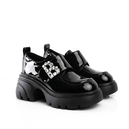 Zapatos negros de charol con herraje de diamantes