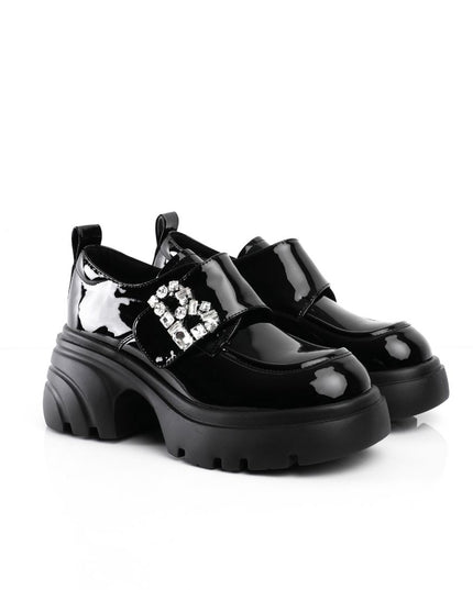 Zapatos negros de charol con herraje de diamantes