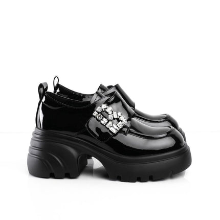 Zapatos negros de charol con herraje de diamantes