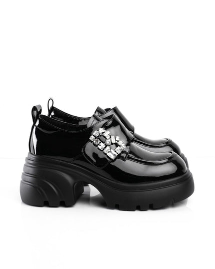 Zapatos negros de charol con herraje de diamantes