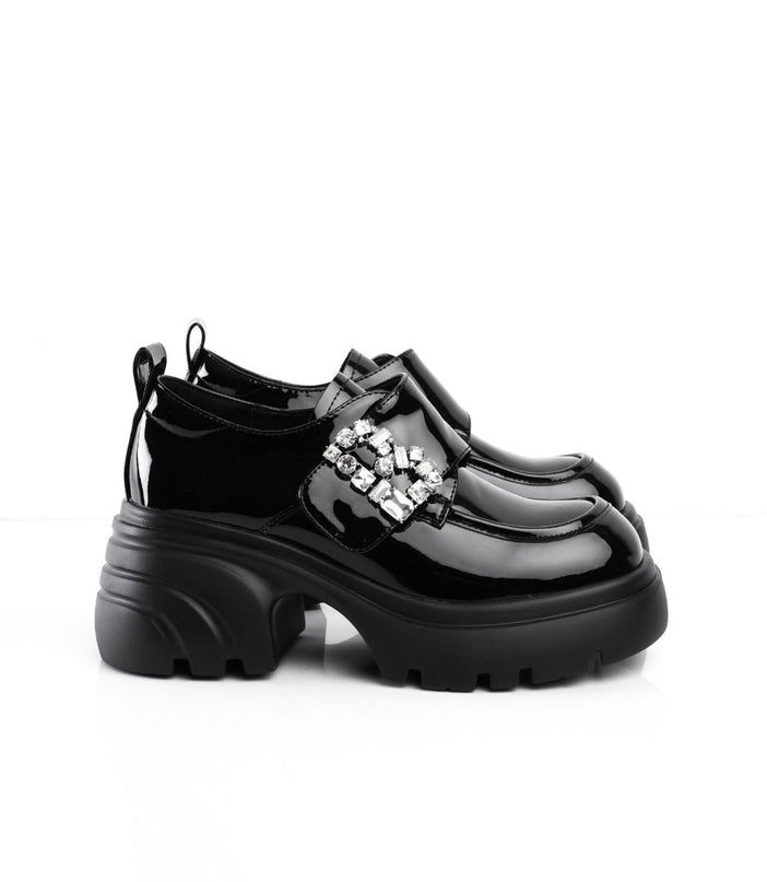 Zapatos negros de charol con herraje de diamantes
