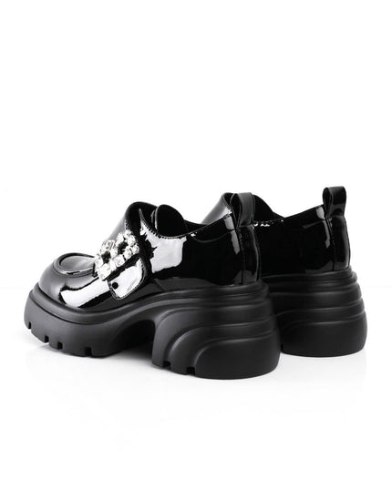 Zapatos negros de charol con herraje de diamantes
