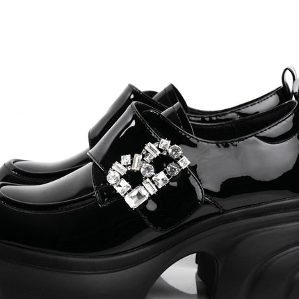 Zapatos negros de charol con herraje de diamantes