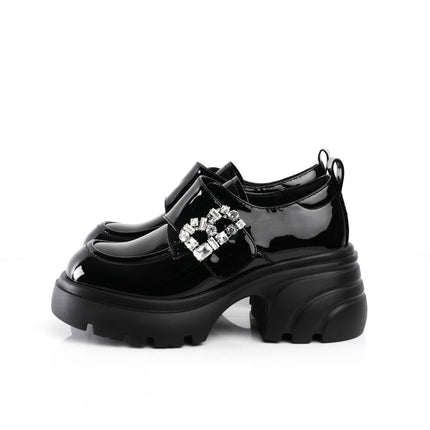 Zapatos negros de charol con herraje de diamantes