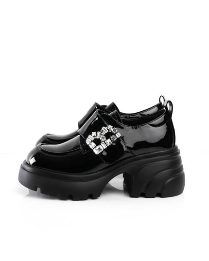 Zapatos negros de charol con herraje de diamantes