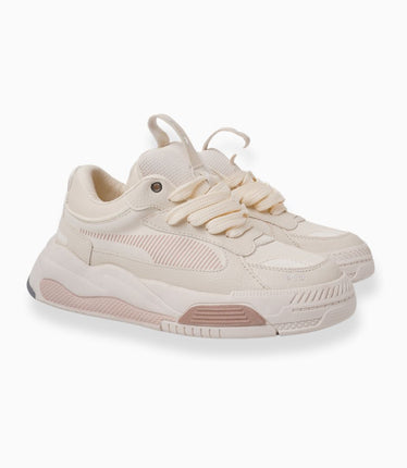 tenis beige con Detalles en Rosa