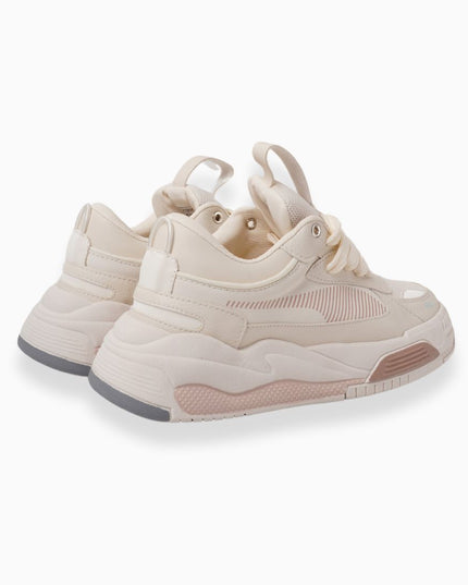tenis beige con Detalles en Rosa