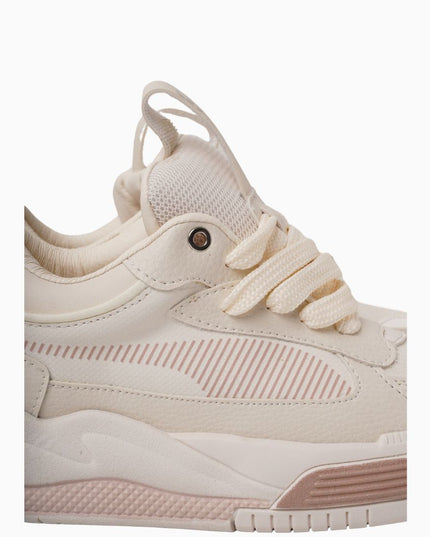 tenis beige con Detalles en Rosa