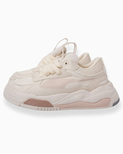 tenis beige con Detalles en Rosa