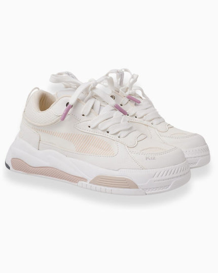 tenis crema  con Detalles en Rosa