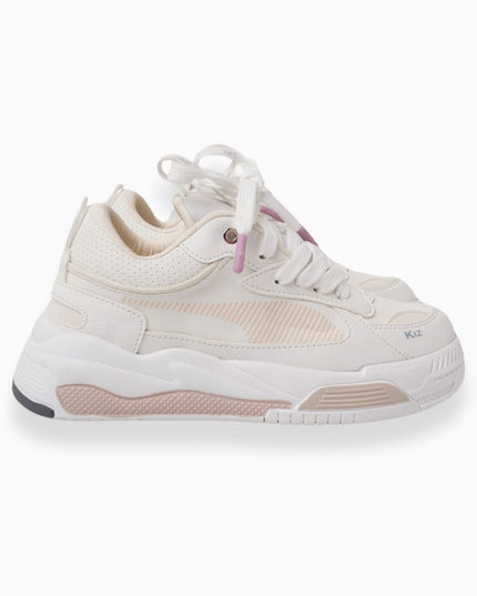 tenis crema  con Detalles en Rosa