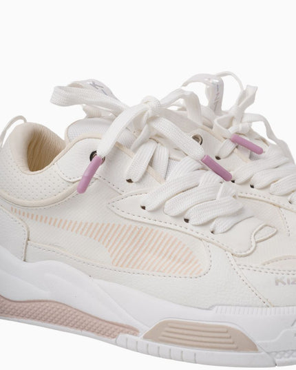 tenis crema  con Detalles en Rosa