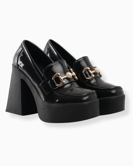 Zapatos de plataforma y tacón de charol con hebilla