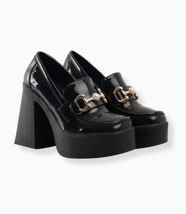 Zapatos de plataforma y tacón de charol con hebilla