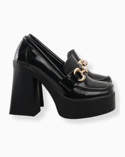 Zapatos de plataforma y tacón de charol con hebilla