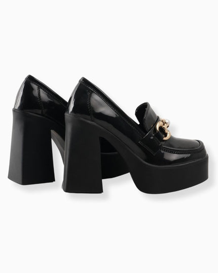 Zapatos de plataforma y tacón de charol con hebilla