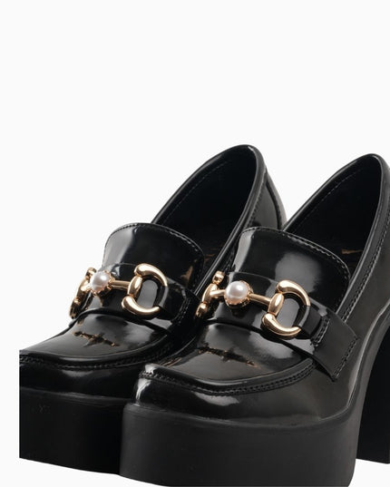 Zapatos de plataforma y tacón de charol con hebilla