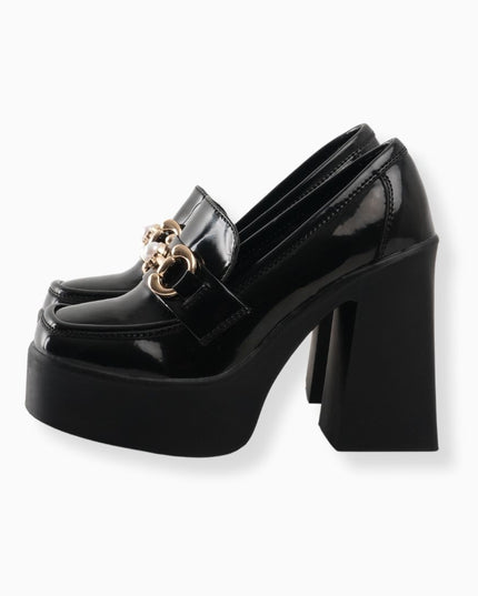 Zapatos de plataforma y tacón de charol con hebilla