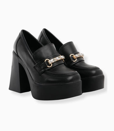 Zapatos de plataforma y tacón negro con hebilla