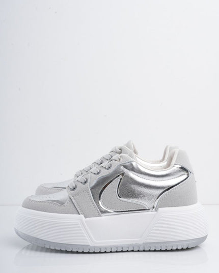 Tenis plateados con plataforma