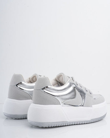 Tenis plateados con plataforma