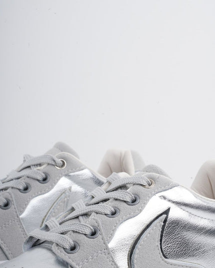 Tenis plateados con plataforma