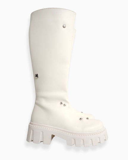 Bota larga blanca y detalles