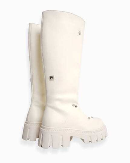 Bota larga blanca y detalles