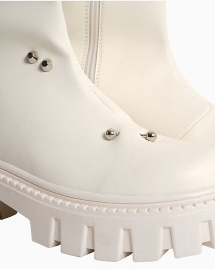 Bota larga blanca y detalles