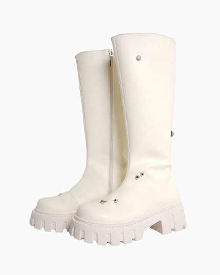 Bota larga blanca y detalles