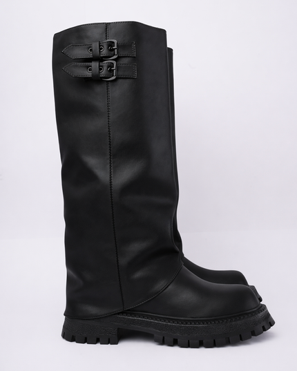 Bota larga negra con solapa y hebillas