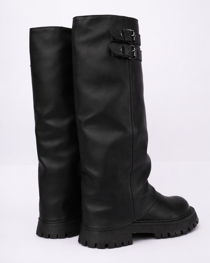 Bota larga negra con solapa y hebillas